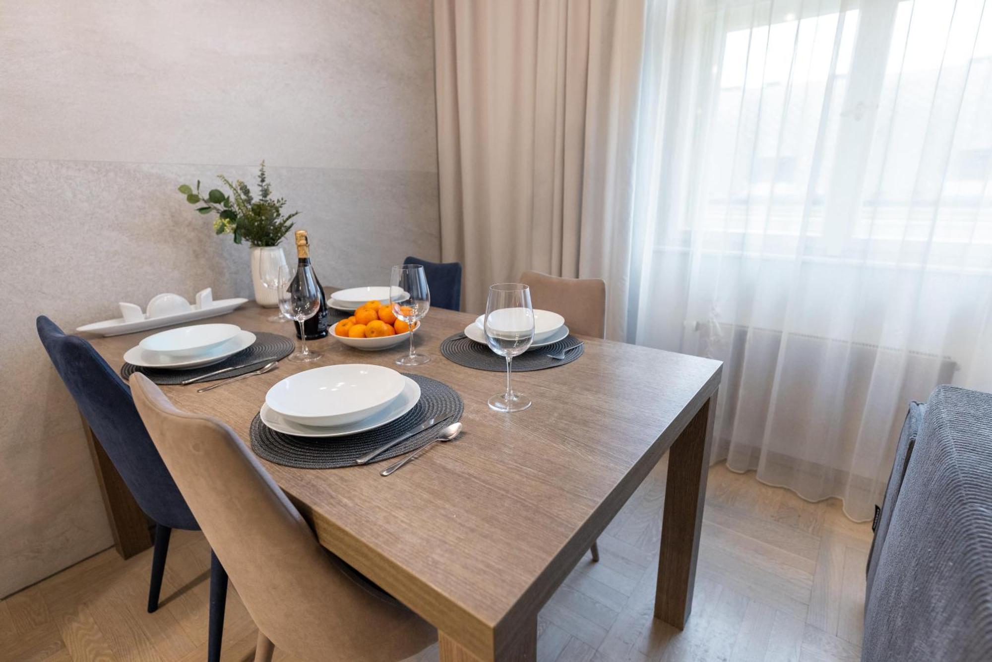 Chic & New Town By Subway Apartment Prag
